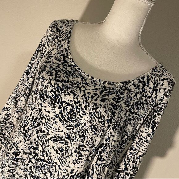 ROSE & OLIVE Shark bite hem, Abstract print, Soft and lightweight top, Size M - Picture 2 of 7